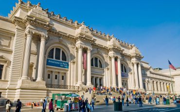 B4MKC0 New York City, The Metropolitan Museum of Art. Main entrance exterior on Fifth Avenue.. Image shot 2006. Exact date unknown.