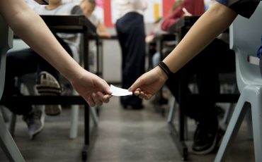 women-students-cheating-the-exam