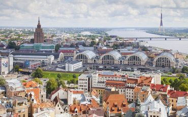 Vistas_desde_la_iglesia_de_San_Pedro,_Riga,_Letonia,_2012-08-07,_DD_09